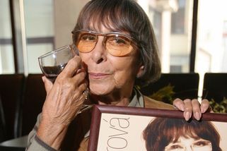 Nechtěla budit pozornost jménem Carmen Farkašová, „pražská Edith Piaf“ zvolila pseudonym. Pod ním ji zná úplně každý - Super.cz